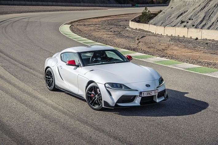 Phiên bản Toyota GR Supra 2.0 Fuji Speedway được đặt theo tên trường đua này, với số lượng sản xuất giới hạn 200 chiếc và dành riêng cho thị trường châu Âu. Đặc điểm nhận dạng phiên bản giới hạn Supra 2.0 Fuji Speedway là ngoại thất xe mang màu trắng ánh kim đặc trưng cùng ốp tai gương ngoại thất màu đỏ.