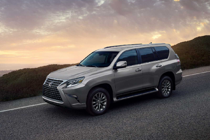 Các phiên bản mới của Lexus GX 460 2021 đều được bổ sung bởi bốn màu nội thất: Sepia, Black, Ecru hoặc Rioja Red với trần xe màu đen.