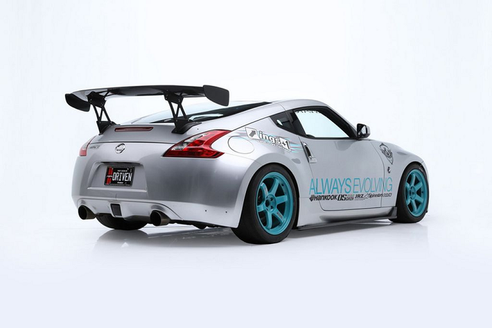 Về mặt máy móc, chiếc coupe Nissan 370Z của Paul Walker vẫn giữ nguyên những gì nguyên bản với động cơ V6 3,7 lít hút khí tự nhiên sản sinh công suất 332 mã lực và kết hợp với hộp số sàn 6 cấp. Trong khoang cabin bên cạnh đó vẫn là cụm vô lăng độ với khả năng tháo rời như trên phim nhưng với bộ ghế đua chính hiệu đã được thay thế.