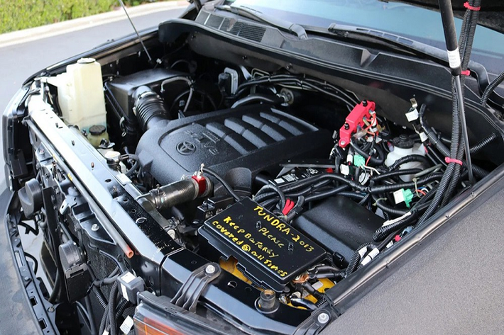 Các trang bị tiêu chuẩn bao gồm một động cơ V8 dung tích 5.7 lít sản sinh 381 mã lực và 544 Nm mô-men xoắn cực đại, kết hợp hộp số tự động 6 cấp, một hệ dẫn động 4 bánh, và nội thất bọc da màu ghi với hệ thống điều hướng và camera đi lùi. Đáng tiếc, chiếc xe này không được trang bị động cơ tăng áp kép thế hệ mới, nếu có thì nó còn đáng gờm thêm một bước. Bên cạnh đó, chiếc xe còn được hoàn thiện trong màu sơn ngoại thất Line-X bởi chủ trước.