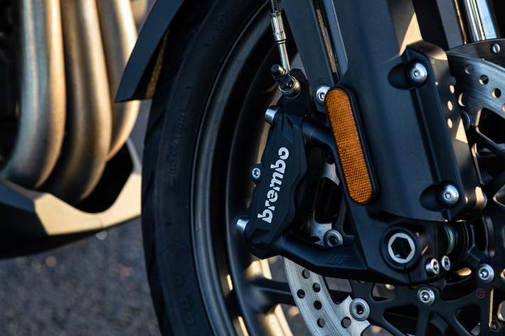 Vì là phiên bản đặc biệt nên hãng xe môtô Triumph đã trang bị cho 2 mẫu xe này nhiều công nghệ tiên tiến nhất như hệ thống phanh ABS trong cua, hệ thống treo bán chủ động của Triumph (TSAS), phanh Brembo. Tương tự các dòng Tiger 1200 khác, phiên bản Desert và Alpine cho phép người lái lựa chọn 4 chế độ lái khác nhau bao gồm Rain, Road, Off-road và Sport.