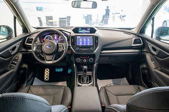 Bước sang phần thân, Subaru Forester 2020 có bộ mâm hợp kim 2 màu 5 chấu kích thước 17-18 inch tuỳ từng phiên bản, vòm bánh nhựa cứng sơn đen. Gương chiếu hậu trên chiếc CUV đến từ Nhật Bản được mạ bạc kết hợp đèn xi-nhan với dải LED ấn tượng, camera bên lề cũng được tích hợp cùng tính năng chỉnh/gập điện.