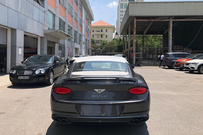 Bên cạnh đó, Bentley Continental GT V8 2020 sử dụng động cơ V8, dung tích 4.0 lít nên mức thuế cũng tốt hơn rất nhiều so với bản W12. Động cơ kết hợp cùng hộp số tự động 8 cấp, nhờ đó mà chiếc Coupe siêu sang thể thao Bentley Continental GT V8 thế hệ mới có thể đua nước rút từ vị trí xuất phát lên 100 km/h chỉ trong thời gian 4 giây trước khi đạt vận tốc tối đa 319 km/h