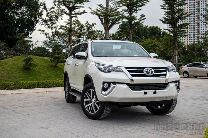 Toyota Fortuner 2020 mới có kích thước tổng thể chiều Dài x Rộng x Cao lần lượt là 4.795 x 1.855 x 1.835 (mm), chiều dài cơ sở đạt 2.745 mm, khoảng sáng gầm xe là 219 mm. Thông số trên của Toyota Fortuner 2020 không quá vượt trội trong phân khúc, xe chỉ nhỉnh hơn Hyundai Santa Fe và kém so với Ford Everest.