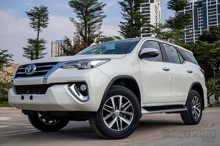 Tại thị trường Việt Nam, mẫu xe SUV Toyota Fortuner 7 chỗ hiện đang bán chạy nhất so với các đối thủ như Hyundai SantaFe, Ford Everest, Nissan Terra hay mẫu xe ô tô Mazda CX-8. Mẫu xe của thương hiệu Nhật Bản luôn thể hiện sức mạnh vượt trội dù ở thời điểm nào, khi nhập khẩu nguyên chiếc từ Indonesia hay lắp ráp trong nước.