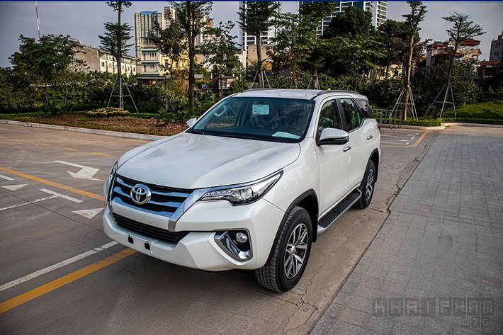 Ở thế hệ hiện hành, Toyota Fortuner ra mắt thị trường trong nước từ cuối năm 2016 và đã liên tục thay đổi xuất xứ từ lắp ráp - nhập khẩu - lắp ráp bán song song nhập khẩu đến thời điểm này của năm 2020. Mặc dù vậy, nguồn gốc xuất xứ vẫn không ảnh hưởng đến sự yêu thích của người dùng Việt dành cho Fortuner, vậy mẫu xe này có điểm gì hấp dẫn?