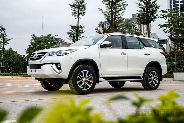 Cụ thể, tính hết năm 2019, doanh số Toyota Fortuner đạt tổng cộng 12.267 xe, tức mỗi tháng Toyota Việt Nam (TMV) giao đến tay khách hàng hơn 1.000 chiếc. Trong khi đó, Hyundai Santa Fe dù có mức giá rẻ hơn và nhiều trang bị hơn cũng chỉ đạt doanh số 9.228 chiếc, Ford Everest là 7.852 xe và 2.508 chiếc Mazda CX-8 xuất xưởng.