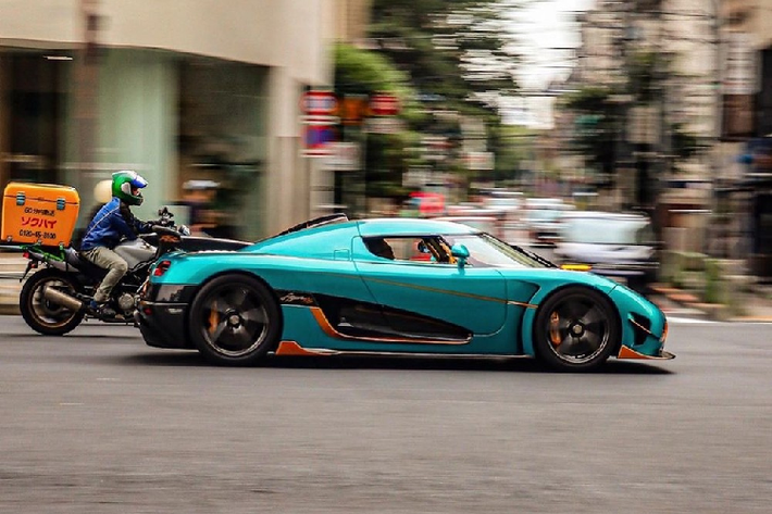 Chưa hết, chiếc siêu xe Koenigsegg Agera RSR mang số khung 122 còn cánh lướt gió cố định carbon mới và khác biệt so với những chiếc xe Koenigsegg Agera RS.