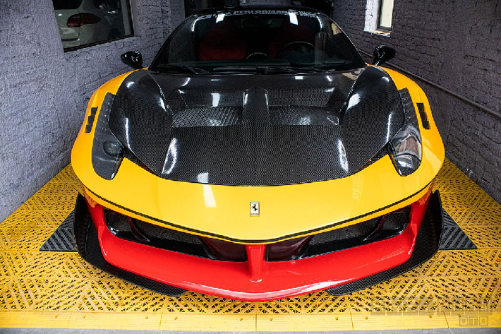 Khi ra mắt siêu xe Ferrari triệu đô này, nhà sản xuất ôtô thể thao tại Ý cho biết, các khách hàng muốn sở hữu LaFerrari thì trong garage phải có ít nhất 5 chiếc Ferrari và phải do hãng xe này lựa chọn.