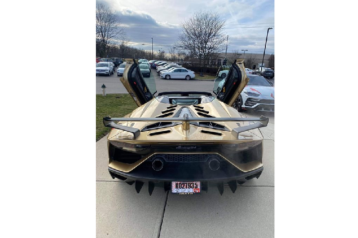Lamborghini Aventador SVJ Roadster là phiên bản mui trần của dòng xe Aventador SVJ. Ngoài những đường nét thiết kế được trau chuốt lại, cho cái nhìn đầy tinh tế và thời thượng, xe vẫn sở hữu khối động cơ hiệu suất cao V12 quen thuộc như những phiên bản mui cứng thông thường. Trên mẫu Aventador SVJ Roadster, hãng siêu xe nước Ý vẫn giữ nguyên DNA trong các khâu thiết kế và vận hành từ bản coupe.