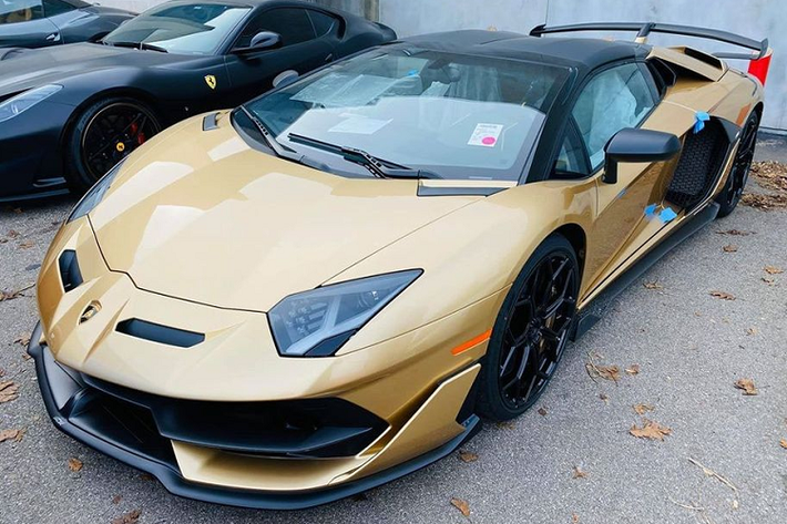 Được biết, chiếc Aventador SVJ Roadster của anh Vinh Hồ mang số series "1 di 800" (Tiếng Ý), dịch ra tiếng Anh có nghĩa là "1 of 800". Như vậy, đây không chỉ là siêu phẩm Aventador SVJ Roadster đầu tiên của người Việt sở hữu mà còn là chiếc xe Aventador SVJ Roadster đầu tiên trên thế giới.