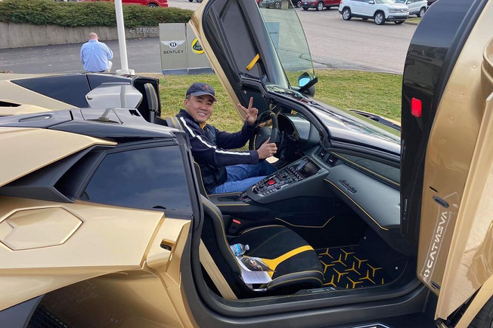 Một điểm đáng chú ý trên Lamborghini Aventador SVJ Roadster chính là bộ mui đóng mở bằng cơ. Để có thể tạo ra một chiếc xe nhanh nhất nhưng phải giảm trọng lượng của xe, các kỹ sư Lamborghini đã thiết kế bộ mui xe của Aventador SVJ làm bằng sợi carbon 100%.