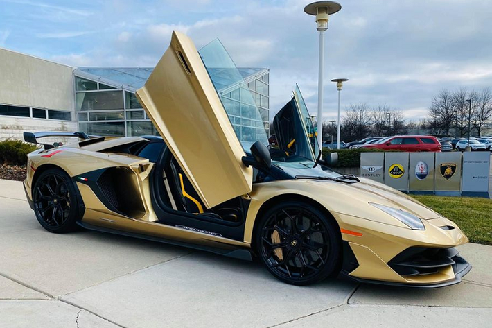 Tuy vậy, Aventador SVJ Roadster vẫn có trọng lượng lớn hơn bản coupe khoảng 50 kg khiến quá trình tăng tốc cũng giảm đi 0.1 giây. Đây được xem là một khuyết điểm của Lamborghini khi so sánh với các đối thủ như Ferrari hay Aston Martin... vì họ đều sử dụng mui xe mở bằng điện.