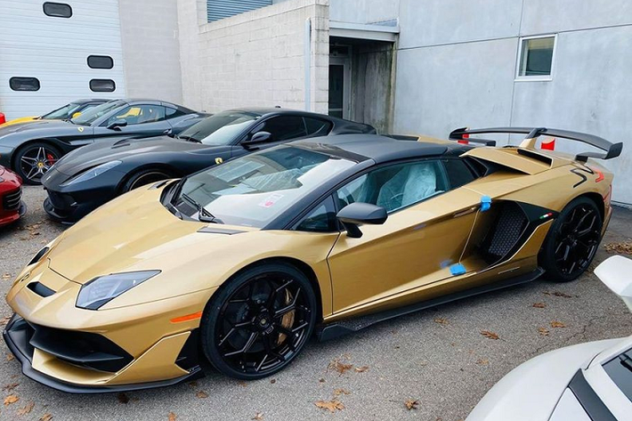 Hãng "siêu bò" vẫn trang bị trên Aventador SVJ Roadster "trái tim" tương tự như bản Coupe với khối động cơ V12 6.5L tăng áp kép, cho công suất tối đa 770 mã lực và 720 Nm mô-men xoắn cực đại. Đi kèm với đó là hộp số ISR 7 cấp và hệ dẫn động 4 bánh. Từ đó, thời gian tăng tốc của siêu phẩm nước Ý chỉ là 2,9 giây từ 0 - 100 km/h trước khi đạt vận tốc tối đa 350 km/h.