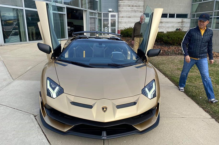 Cụ thể, vị doanh nhân gốc Việt tại Mỹ là người đầu tiên tậu siêu phẩm Lamborghini Aventador SVJ Roadster là anh Vinh Hồ, một Việt kiều Mỹ. Anh là người sáng lập ra CLB chơi xe Gia Lai Team nổi tiếng trong cộng đồng người Việt ở hải ngoại.