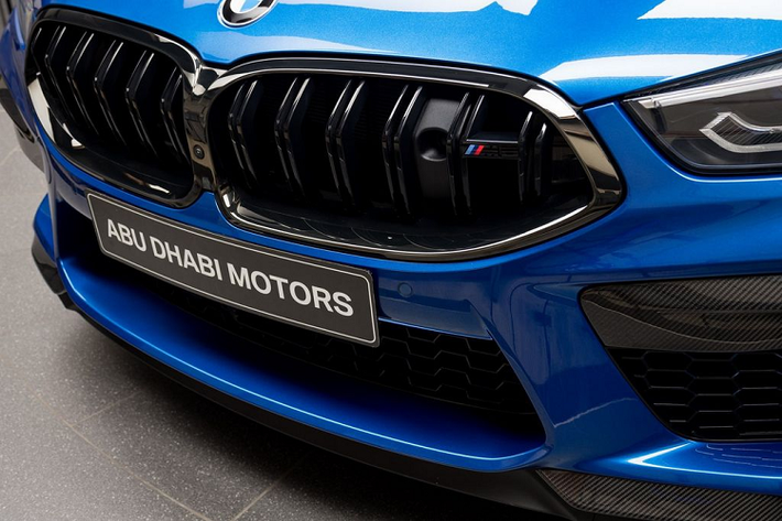 Cụ thể, lớp áo bên ngoài của chiếc xe nhà giàu BMW M8 mới này có tên gọi Xanh dương Sonic Speed, lấy cảm hứng chính từ nhân vật hư cấu Nhím Sonic vốn đã quá quen thuộc trên các trò chơi hay qua màn ảnh. Trong khi đó, nội thất của xe được hoàn thiện bằng chất liệu da cừu cao cấp cùng kiểu phối màu Đen Merino – Cam Sakhir độc đáo.