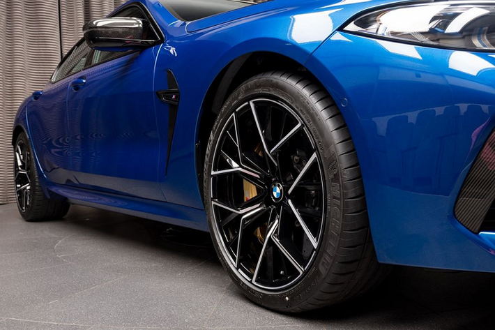 Trên đường chạy thẳng, M8 Competition Gran Coupe được công bố với khả năng tăng tốc từ 0 lên 96 km/h chỉ trong 3 giây – một kết quả nhỉnh hơn phiên bản 4 cửa của mẫu GT 64 S 2020 nhà Mercedes-AMG.