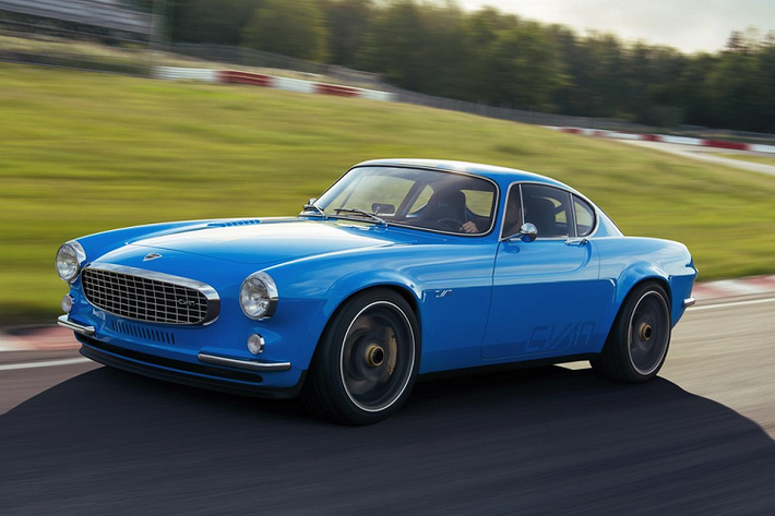 Volvo P1800 thể thao không phải là mẫu xe đáng nhớ nhất ở thời đại của nó, ra mắt năm 1960, chỉ một năm trước Jaguar E-Type, 2 năm trước Ferrari 250 GTO, và 3 năm trước Porsche 911. Nhưng Cyan đã chứng minh tại sao P1800 xứng đáng nhận được sự ngưỡng mộ của mọi người, ngay cả khi so sánh với những huyền thoại kia.