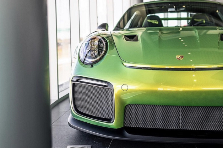 Nếu những chiếc 911 GT2 RS cơ bản chưa đáp ứng đủ yêu cầu về sự độc đáo của chủ sở hữu thì bộ phận cá nhân hóa Porsche’s Exclusiv Manufaktur có thể thỏa mãn yêu cầu này. Gần đây, bộ phận này đã giới thiệu tới công chúng những màu sơn Chromaflair độc quyền dành cho những chiếc Porsche thuộc dòng 991.2.