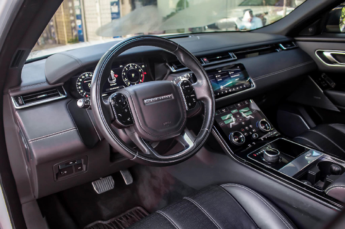 Là mẫu SUV đa dụng sang trọng, Range Rover Velar được trang bị khá nhiều “đồ chơi” hỗ trợ vận hành hiện đại như: hệ thống treo khí nén, hệ thống kiểm soát địa hình All Terrain Progress Control (ATPC) và hệ thống thích ứng địa hình thế hệ thứ 2 “Terrain Response 2” và khoá vi sai cầu sau chủ động, tất cả được thiết kế để Velar vận hành tối ưu trên nhiều địa hình khác nhau, từ đường cao tốc đi chinh phục các cung đường off-road (nhẹ).