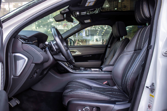 Là phiên bản cao cấp hàng đầu của dòng Range Rover Velar, nội thất xe được trang bị màn hình hỗ trợ lái kích thước 12,3 inch, hệ thống thông tin giải trí Touch Pro Duo với 2 màn hình cảm ứng 10 inch được xếp chồng lên nhau đầy độc đáo và đẹp mắt, hệ thống âm thanh vòm Meridian cao cấp 17 loa công suất 825W, vô-lăng tích hợp các phím điều khiển dạng cảm ứng, cửa sổ trời toàn cảnh, cốp sau đóng mở điện.