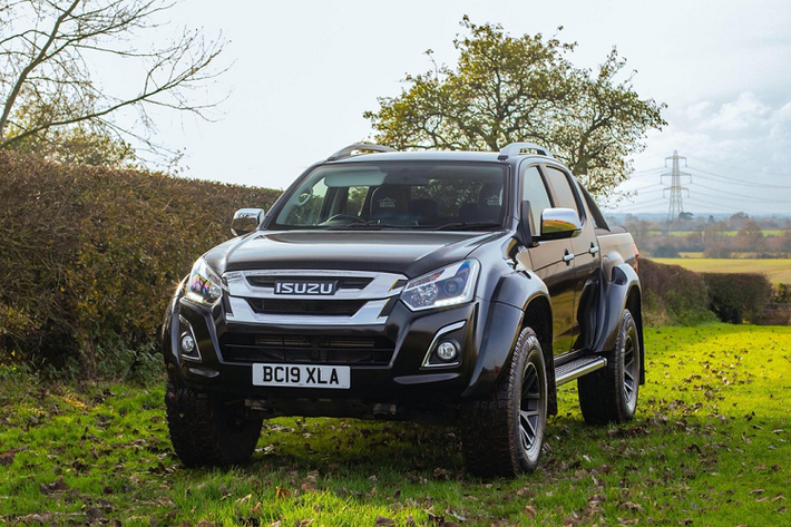 Trong khi Thái Lan và các thị trường châu Á khác nhận được mẫu xe bán tải Isuzu D-Max hoàn toàn mới vào tháng 10 năm ngoái. Gần đây nhất, Isuzu Vương quốc Anh vẫn tiếp tục bán ra phiên bản cũ cho đến hiện tại. Vì thế Isuzu nước này đã giới thiệu thêm phiên bản cao cấp D-Max Arctic Trucks AT35 nhằm thu hút người dùng.