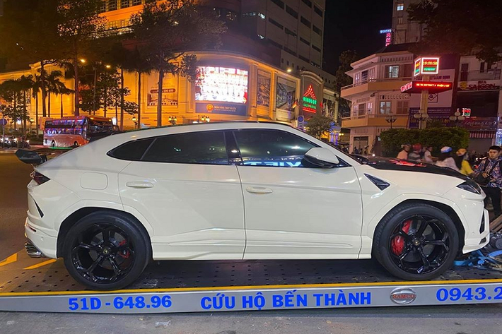 Hiện không rõ mức giá giao dịch giữa ông chủ công ty nhập khẩu siêu xe quận 5 với người mua xe siêu SUV Lamborghini Urus tại Bạc Liêu, nhưng hiện đây chính là chiếc Lamborghini Urus đã qua sử dụng đầu tiên ở Việt Nam và đã nhanh chóng tìm thấy người mua mới.