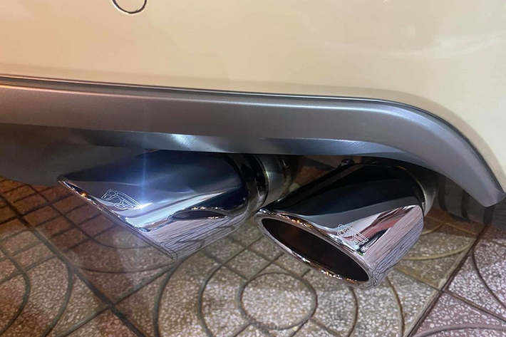Chưa hết, siêu SUV Lamborghini Urus hơn 23 tỷ đồng từng thuộc sở hữu của Minh "Nhựa" còn được bổ sung thêm cách gió đuôi kép phía sau xe. Cánh gió này bao gồm một lướt gió khổng lồ bằng carbon và một cánh gió khác nằm trên mui xe trông khá hầm hố. Nếu để ý kỹ sẽ thấy dưới cánh gió khổng lồ bằng carbon Mansory trên siêu SUV Lamborghini Urus từng của Minh "Nhựa" còn có một đuôi cá.