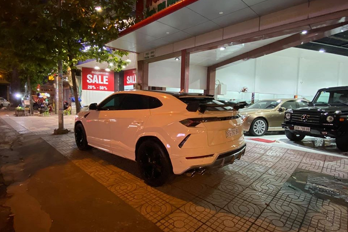 Cuối cùng, để tạo điểm nhấn cho bộ áo trắng sữa này, chiếc siêu SUV Lamborghini Urus từng của Minh "Nhựa" còn được cho dán đề-can bộ mâm 5 chấu kép mang tên gọi Nath thành màu đen bóng thay vì 2 tông màu tương phản như trước đó. Bên trong vẫn là kẹp phanh màu đỏ. Lamborghini Urus là chiếc SUV nhanh nhất thế giới hiện tại. Mẫu xe này được trang bị động cơ xăng V8, tăng áp kép, dung tích 4.0 lít, sản sinh công suất tối đa 650 mã lực và mô-men xoắn cực đại 850 Nm.