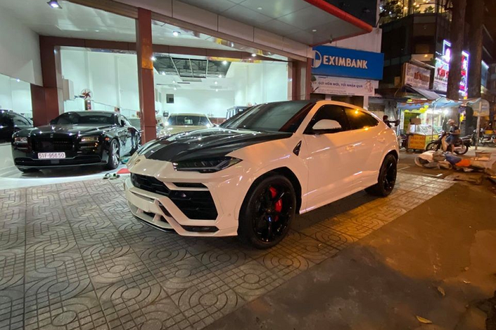 Chiếc siêu SUV Lamborghini Urus này bị bắt gặp trước một công ty nhập khẩu siêu xe ở quận 5, TP.HCM trước khi lên xe chuyên dụng để về Bạc Liêu cùng với chủ nhân mới. Trong suốt gần 1 tháng mua lại siêu SUV Lamborghini Urus của Minh Nhựa, ông chủ công ty nhập khẩu siêu xe này đã làm đẹp lại ngoại hình cho mẫu xe Lamborghini Urus này và còn thay đổi màu sơn theo yêu cầu của người mua mới cũng như trang bị ống xả độ IPE có giá hơn 200 triệu đồng.
