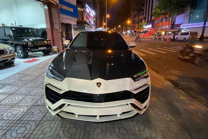 Vào cuối tháng 5 năm 2020, thông tin về việc Minh Nhựa bán siêu SUV Lamborghini Urus đã khiến không ít người bất ngờ và cho rằng doanh nhân này sẽ sớm mang về những chiếc SUV hàng khủng khác. Gần 1 tháng sau, vào tối ngày 21/6/2020, xe đã về nhà với chủ nhân mới.