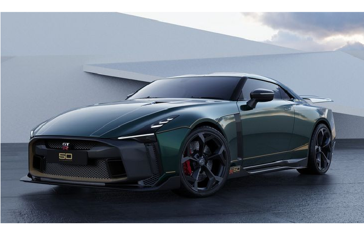 Tất nhiên, sẽ là khập khiễng khi nhắc tới sự chênh lệch về giá bán bởi lẽ GT-R50 đặc biệt hơn rất nhiều nếu xét về sự độc đáo trong nội – ngoại thất. Đáng chú ý hơn, model này được tạo ra để kỷ niệm 50 năm ngày ra mắt của sản phẩm GT-R vào 2019 và 50 năm thành lập Italdesign vào 2018.