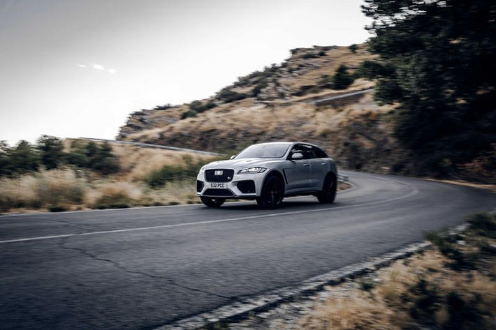 F-PACE có hệ thống treo xương đòn kép trước và hệ thống treo sau Integral Link để cung cấp khả năng xử lý linh hoạt và thoải mái cho mẫu xe; thuộc tính này hỗ trợ trực tiếp cho dàn máy ảnh duy trì sử ổn định trong từng khung hình của mình trên những cung đường núi ngoằn ngoèo.