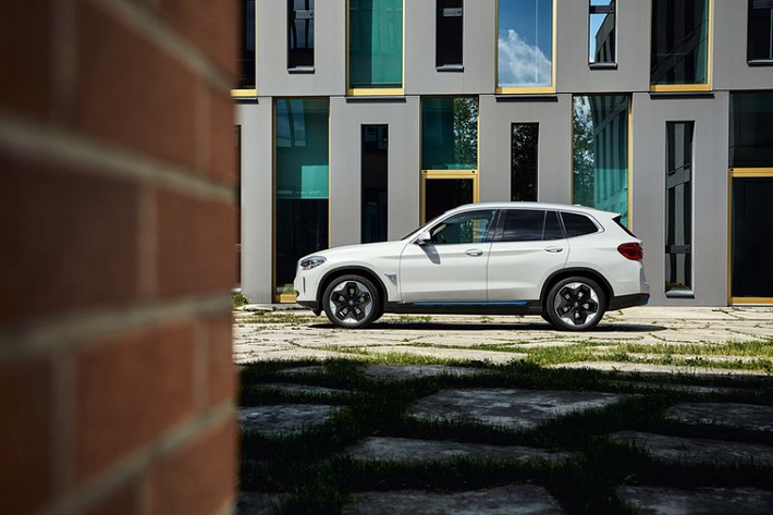 Được biết, BMW iX3 chính là mẫu xe đầu tiên trong dải sản phẩm bộ 3 mẫu xe thuần điện mới của BMW trong thời gian này, tiếp ngay sau là mẫu i4 và mẫu iNext dự kiến sẽ ra mắt vào cuối năm 2021. Đáng chú ý, thay vì được sản xuất ở quê nhà, bộ 3 sản phẩm mới này của BMW đều sẽ được chế tạo tại nhà máy Shenyang ở Trung Quốc.