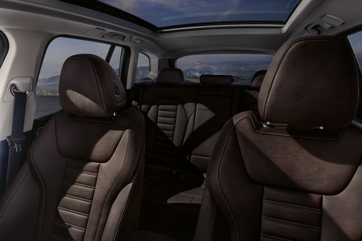 Đối với không gian nội thất, BMW iX3 gần như không có sự khác biệt nào về thiết kế so với người anh em X3. Xe vẫn được trang bị đầy đủ các tiện nghi như màn hình công-tơ-mét dạng LCD, màn hình giải trí kích thước lớn, hệ thống giải trí iDrive, khoang cabin bọc da cao cấp...