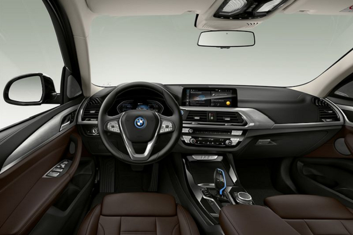 Về ngoại thất, BMW iX3 chạy điện mang một số khác biệt nhỏ so với biến thể X3 truyền thống như bộ lưới tản nhiệt hình quả thận kín một phần, mâm xe hợp kim 19 inch và đặc biệt là các đường chỉ màu xanh dương đúng kiểu xe điện xuất hiện ở nhiều chi tiết từ ngoại tới nội thất.