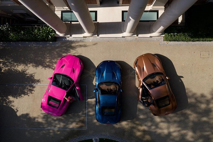 Hiện dòng siêu xe mui trần Ferrari Portofino đã dừng sản xuất để nhường dây chuyền cho phiên bản nâng cấp mang tên gọi Ferrari Portofino M. Tại thị trường nước ngoài, giá xe Ferrari Portofino có mức bán khởi điểm chỉ 214.533 đô la, tương đương 4,89 tỷ đồng, đây là mức giá thấp nhất so với các dòng siêu xe khác của hãng Ferrari.
