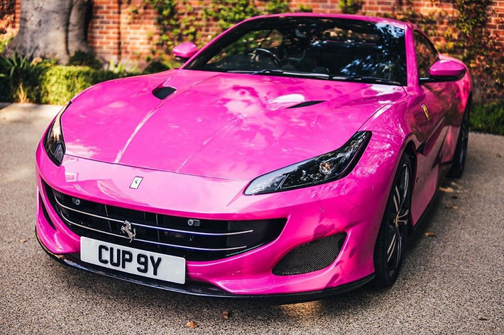 Ferrari Portofino có kích thước tổng thể bao gồm chiều dài 4.586 mm, rộng 1.938 mm và cao 1.318 mm. Mẫu siêu xe mui trần này có thiết kế 2+2 nên hai hàng ghế sau chỉ phù hợp với trẻ con ngồi khi xe đóng mui. Nếu muốn chở đến 4 người lớn, siêu xe Ferrari Portofino cần phải hạ mui xếp cứng để biến thành xe mui trần nhằm có thể giúp hai hành khách ngồi phía sau thoải mái hơn.