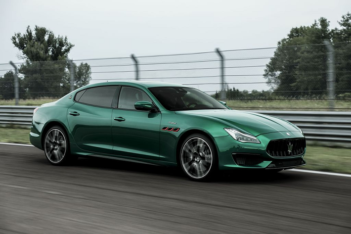 Bên cạnh âm thanh động cơ rất đặc trưng của Maserati, bộ sưu tập Trofeo được thiết kế tỉ mỉ, tinh xảo hơn nhằm tôn lên sự khác biệt không thể nhằm lẫn với các mẫu xe khác. Thiết kế bên ngoài thật sự ấn tượng với lưới tản nhiệt trước được cách tân thành các cặp thanh dọc bằng chất liệu Black Piano. Ngoài ra, việc sử dụng chất liệu từ sợi carbon vào các chi tiết nhỏ của khe thoát nhiệt trước, cản sau mang lại hiệu ứng mạnh mẽ và hầm hố hơn.