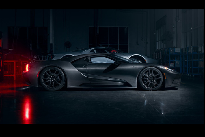 Khởi đầu ở những nâng cấp cơ khí, Ford GT 2020 mới trang bị hàng loạt linh kiện lấy từ dòng xe đua GT Mk2 chẳng hạn bộ bôi trơn động cơ mới, piston kèm bộ làm mát dầu, cuộn đánh lửa mới, bộ hút gió ngoài làm mát lớn hơn vừa tăng khả năng tản nhiệt vừa bổ sung thêm 13 mã lực vào tổng công suất động cơ V6 3.5L tăng áp kép lên 660 mã lực.