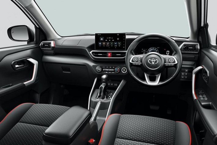 Về an toàn, Toyota Raize 2020 được tích hợp khá nhiều công nghệ hỗ trợ người lái và an toàn như hệ thống phanh khẩn cấp, hệ thống ngăn chặn khởi động sai lệch với điều khiển phanh (tiến và lùi), hệ thống điều khiển hành trình thích ứng với theo dõi tốc độ thông minh...