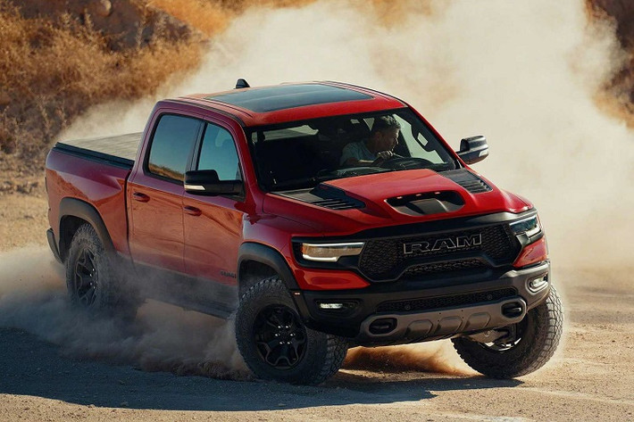 Giờ đây, Ram 1500 TRX 2021 mới có thể tự tin tuyên bố rằng, nó là mẫu xe bán tải thương mại cỡ lớn mạnh mẽ nhất trên thế giới hiện nay, khi sở hữu động cơ V8 6.2L siêu nạp HEMI mang công suất hơn 700 mã lực, loại động cơ lớn nhất trong phân khúc bán tải cỡ lớn hiện nay. Vượt qua động cơ V8 5.7L hút khí tự nhiên của Toyota Tundra TRD Pro hay V6 3.5L tăng áp kép của Ford F-150 Raptor.