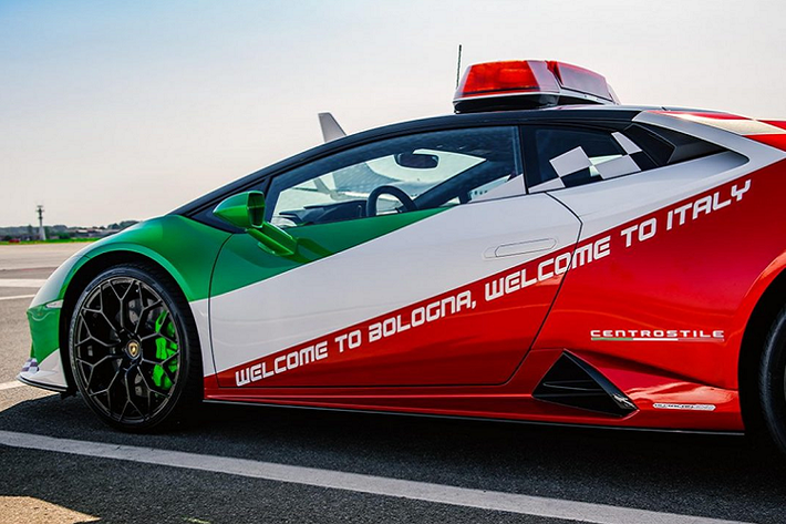 Lamborghini Huracan EVO dẫn đường sử dụng động cơ V10 5,2 lít hút khí tự nhiên của dòng baby-Lambor, nhưng sức mạnh được tinh chỉnh để sản sinh ra 640 mã lực và 600 Nm mô-men xoắn, ngang với mẫu xe “đường đua” Huracan Performante.