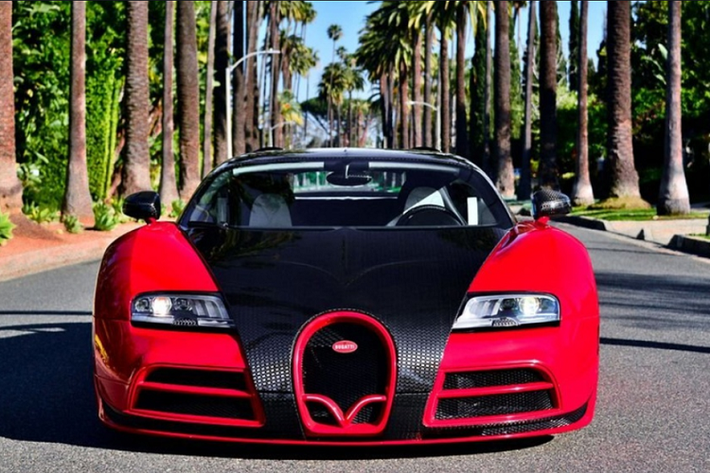 Ngoại hình của xe đã được nâng cấp, dễ nhận thấy ở phần đầu xe. Mẫu hypercar từ Pháp sở hữu lưới tản nhiệt hình móng ngựa được tinh chỉnh, nắp capo làm bằng sợi carbon bóng.