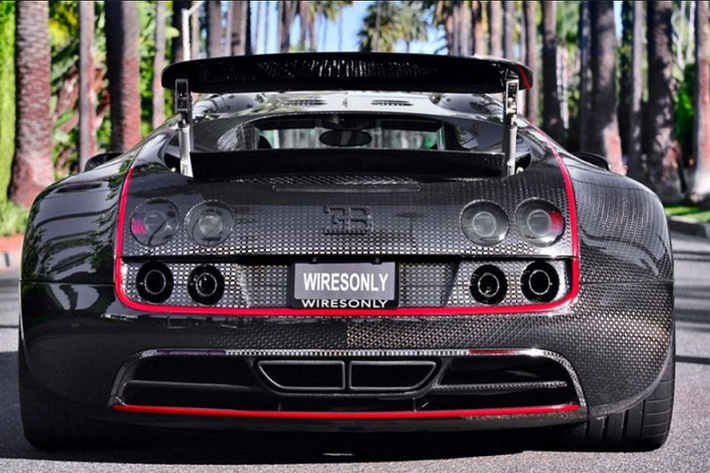 Hãng độ Mansory trang bị cho Bugatti Veyron hàng độc này bộ ốp sườn tùy chỉnh, mui xe thiết kế mới, cản sau cũng làm từ sợi carbon. Gói độ tạo ra ngoại hình hấp dẫn hơn cho mẫu siêu xe này.