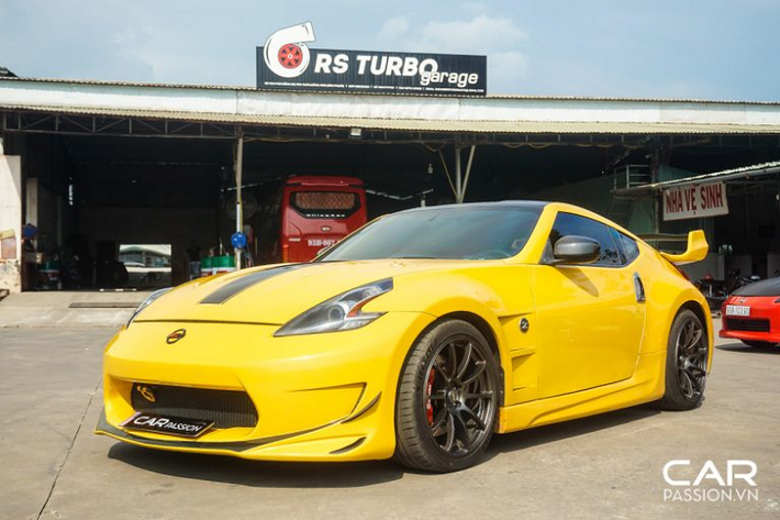 Hầu hết các chi tiết trên chiếc Nissan 370Z độ khủng này đều được thiết kế, làm mới dựa trên nguyên mẫu 350Z trước đây. Có thể thấy một số chi tiết nổi bật được “hiện đại hóa” như phần cản trước với đèn chiếu sáng góc cạnh, đèn chiếu sáng sau cũng được thiết kế lại theo phong cách tương tự.
