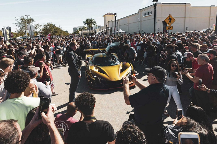 Apollo cho biết hãng chỉ sản xuất 12 chiếc Intensa Emozione, trong đó bao gồm cả hai chiếc nguyên mẫu phục vụ cho việc phát triển xe. Tất cả 10 chiếc còn lại đều đã tìm được chủ nhân với giá bán siêu xe Apollo khởi điểm từ 2,71 triệu USD. Khách hàng mua xe sẽ được yêu cầu tùy biến một cách toàn diện nhằm khiến chiếc IE của họ trở nên khác biệt với 9 chiếc IE thương mại còn lại trên khắp thế giới.
