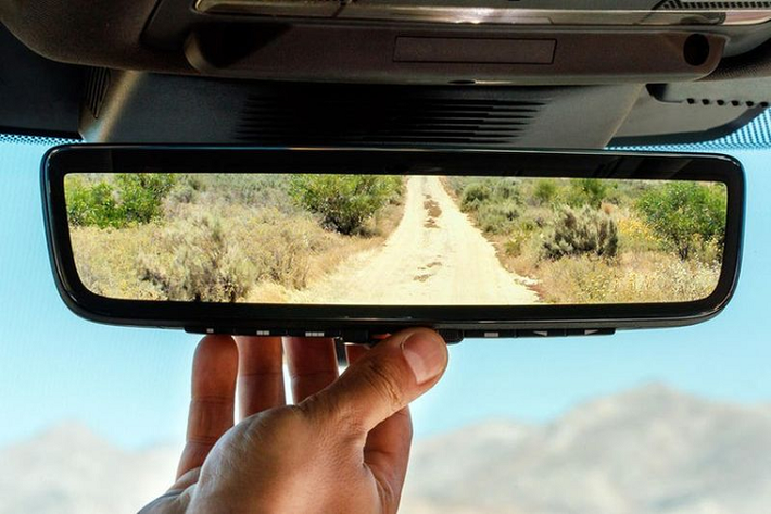 Discovery Sport 2020 còn đi kèm với công nghệ ‘ClearSight Ground View’. Hệ thống này sử dụng các camera để cung cấp tầm nhìn 180 độ về khu vực bên dưới chiếc xe, đúng như tên gọi của nó. Nhà sản xuất cho biết ClearSight Ground View sẽ giúp tài xế đương đầu tốt hơn với những dạng địa hình phức tạp hay phần lề đường nhô cao trong đô thị.