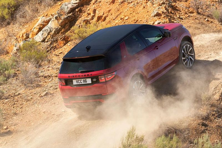 Thay đổi đáng chú ý trên mẫu xe SUV Discovery Sport 2020 mới là màn hình số 10 inch trong khoang lái, cùng hệ thống âm thanh 19 loa của Meridian. Về mặt công nghệ, Discovery Sport 2020 cũng được chăm chút kỹ lưỡng hơn, nổi bật là gương chiếu hậu thông minh ‘ClearSight Rear View’.