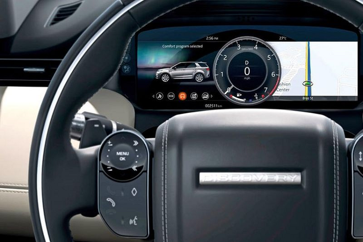 Chiếc SUV này được trang bị bộ ghế mới tiện nghi và đa năng hơn. Bộ ghế này được bọc bằng Luxtex – một chất liệu có nguồn gốc từ vi sợi polyester tái chế và được Land Rover quảng cáo bằng những lời hoa mỹ nhất.